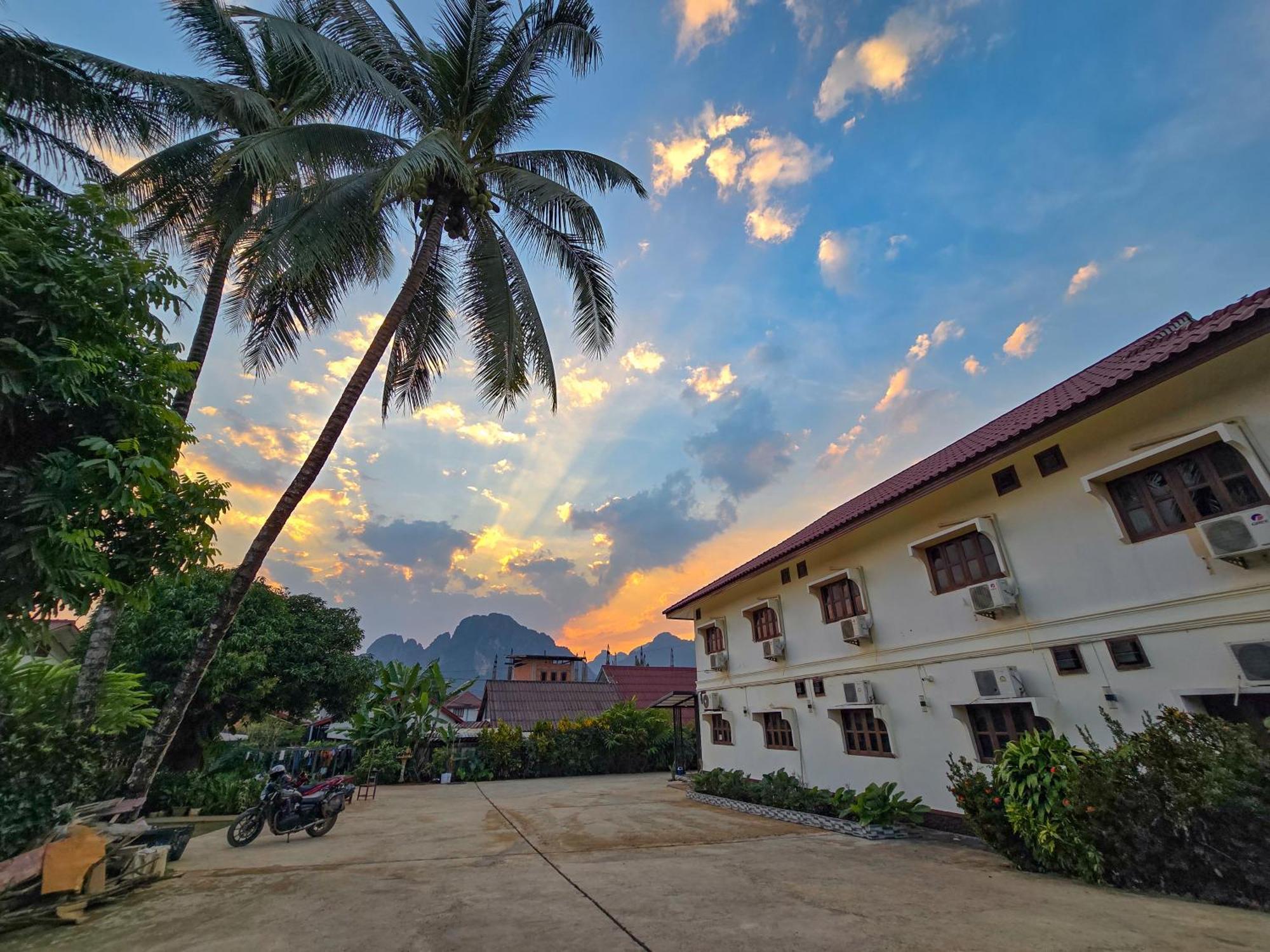 Saphaothong Guesthouse Vang Vieng Esterno foto